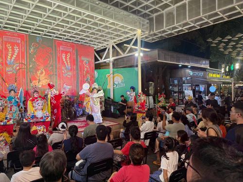 Đông đảo công chúng và khán giả trẻ thưởng thức nghệ thuật hát bội tại Đường sách TP Hồ Chí Minh.
