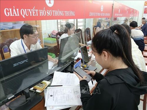 Người dân có thể dễ dàng truy cập, thực hiện các thao tác trên hệ thống máy tính, thực hiện các nhu cầu về giải quyết thủ tục, giấy tờ hành chính hoặc các câu hỏi đặt ra đối với chính quyền địa phương trên nền tảng số bằng hệ thống dữ liệu dùng chung.
