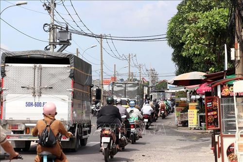 Hiện nay, khu vực gần nút giao với Trường Chinh, mặt đường Phạm Văn Bạch khá nhỏ hẹp và xuống cấp nghiêm trọng.