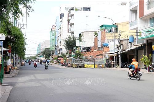 Nhiều đoạn còn vướng mặt bằng nên mặt đường bị “bóp” lại chỉ còn khoảng một nửa.
