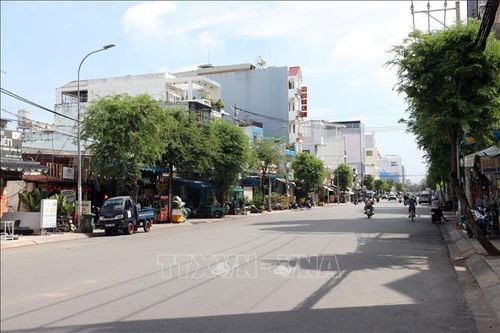 Nhiều đoạn đường Phạm Văn Bạch hiện nay khá thông thoáng và sạch đẹp. Đây là khu vực đã được thi công mở rộng và đầu tư hạ tầng kỹ thuật hai bên.