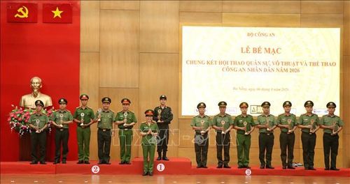 Trao giải cho các tập thể, cá nhân có thành tích xuất sắc.