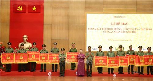 Lãnh đạo Bộ Công an và thành phố Đà Nẵng trao giải toàn đoàn cho các tập thể có thành tích xuất sắc.