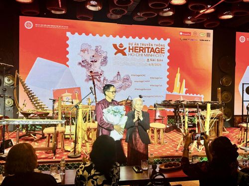 Chủ tịch Hội Di sản Văn hóa TP Hồ Chí Minh Lê Tú Cẩm tặng hoa cho nhà báo Hà Kiều trong Lễ ra mắt Dự án Truyền thông Heritage Ho Chi Minh City.
