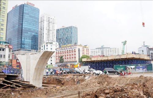 Đẩy nhanh tiến độ thi công cầu vượt tại nút giao Nguyễn Chí Thanh. Ảnh: Nguyễn Thắng/TTXVN