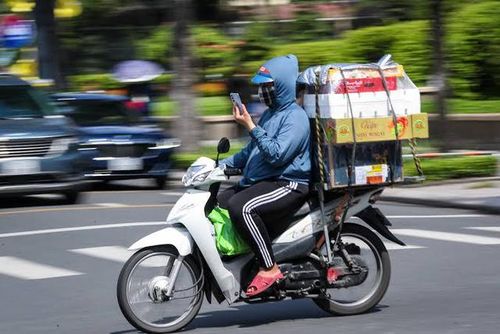 Sử dụng điện thoại khi lái phương tiện giao thông tiềm ẩn rất nhiều rủi ro. Ảnh báo Thanh Niên.