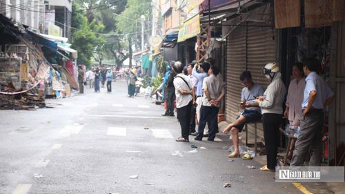 Lực lượng chức năng có mặt tại hiện trường, triển khai khám nghiệm sau vụ cháy khu Thương mại Biên Hòa.