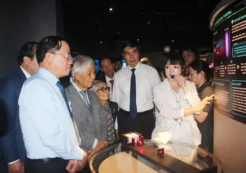 Lãnh đạo tỉnh Gia Lai và các nhà khoa học tham quan Trung tâm Giải mã lượng tử Quang Trung vừa đi vào hoạt động tại Trường Đại học Quang Trung.