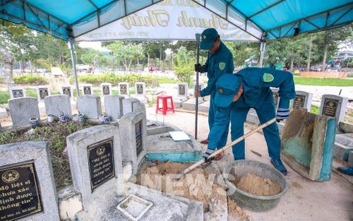 Các phần mộ liệt sĩ chưa có thông tin được các lực lượng tích cực lấy mẫu ADN, phục vụ xác định danh tính và trả lại tên cho các Anh hùng liệt sĩ. Ảnh: Giang Phương – TTXVN