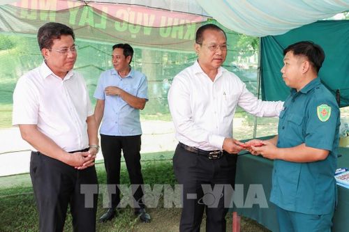 Trưởng Ban Quản lý Khu kinh tế tỉnh Tây Ninh Trương Thanh Liêm (thứ 2, trái sang) chia sẻ, động viên các lực lượng đang trực tiếp thực hiện nhiệm vụ lấy mẫu ADN phục vụ xác định danh tính hài cốt liệt sĩ tại Nghĩa trang liệt sĩ Đồi 82. Ảnh: Giang Phương – TTXVN