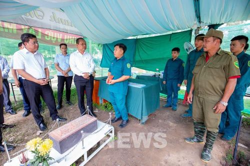 Sự quan tâm, động viên kịp thời góp phần khích lệ cán bộ, chiến sĩ và các lực lượng nỗ lực hoàn thành nhiệm vụ lấy mẫu ADN, sớm xác định danh tính các liệt sĩ. Ảnh: Giang Phương - TTXVN