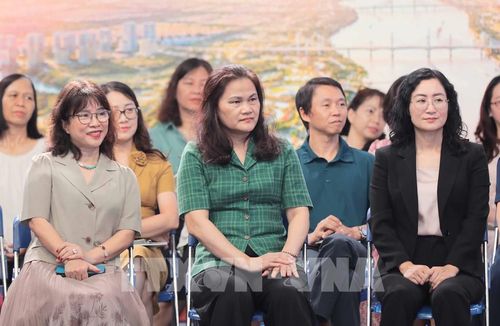 Bà Nguyễn Thị Sự, Phó Tổng Giám đốc, Chủ tịch Liên chi hội Nhà báo Thông tấn xã Việt Nam tham dự tạo đàm. Ảnh: Phan Phương – TTXVN