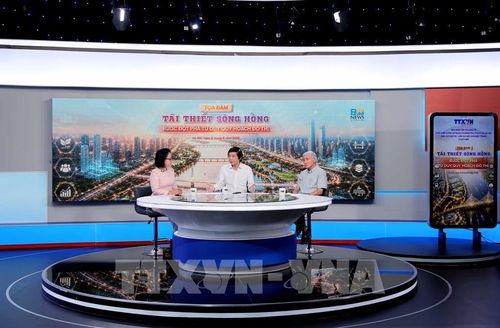 Theo các chuyên gia, sông Hồng là trục cảnh quan, không gian văn hóa và động lực phát triển mới của Thủ đô, cần quy hoạch đột phá, đa chức năng, tôn trọng tự nhiên và lấy người dân làm trung tâm. Ảnh: Phan Phương – TTXVN