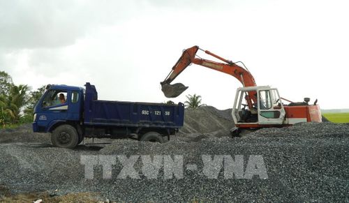Nguồn đá đang khan hiếm là khó khăn lớn trong việc đảm bảo tiến độ thi công Dự án sửa chữa Quốc lộ 30 đoạn qua địa bàn xã Tân Hồng và Tân Hộ Cơ. Ảnh: Nhựt An - TTXVN