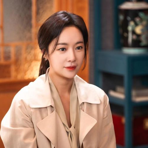 Hwang Jung Eum phản ứng lúng túng trong vài giây khi đồng nghiệp nhắc lại chồng cũ của cô. (Ảnh IGNV)