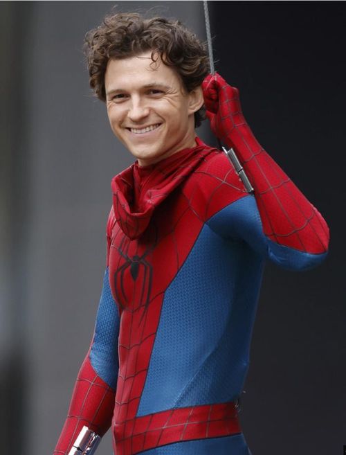 Tom Holland mang đến hình ảnh Peter Parker trưởng thành, cô độc nhưng giàu nội tâm trong Người Nhện: Khởi Đầu Mới.