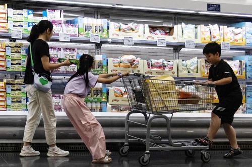 Gánh nặng tài chính khi nuôi con. Ảnh minh họa