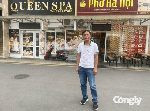Tác giả tại Trung tâm thương mại Sapa tại Thủ đô Praha Cộng hòa Sec.