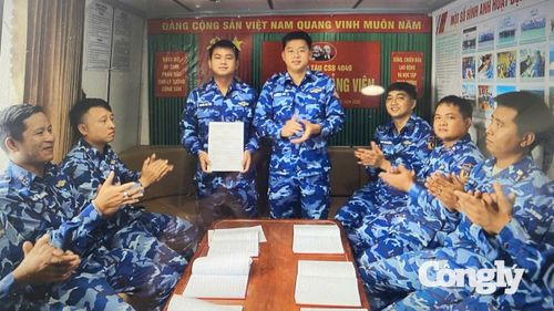 Trao quyết định kết nạp Đảng viên cho đồng chí đồng chí Nguyễn Văn Tuấn