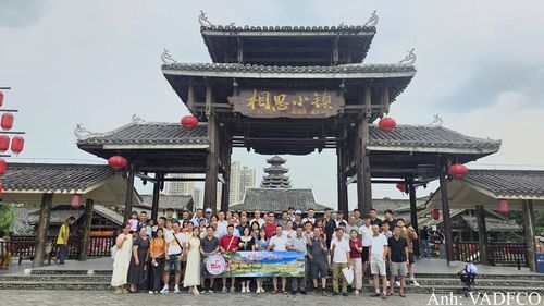 Cán bộ Công ty Cổ phần Phân lân nung chảy Văn Điển chụp hình lưu niệm tại chuyến du lịch