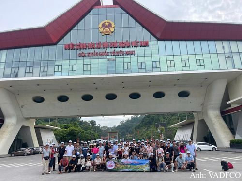Cán bộ, nhân viên Công ty Cổ phần Phân lân nung chảy Văn Điển chụp hình lưu niệm tại Cửa khẩu Hữu Nghị