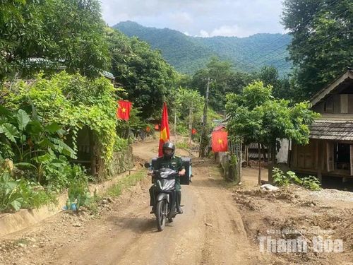 Cán bộ, chiến sĩ Đồn Biên phòng Cửa khẩu Tén Tằn tuyên truyền pháp luật cho người dân thông qua “Tiếng loa biên phòng”.