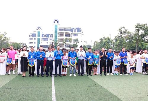 Đại diện lãnh đạo phường Sầm Sơn trao cờ lưu niệm cho các đội bóng tham dự giải.