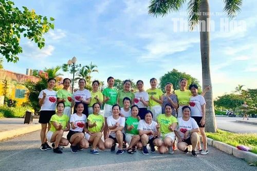 Các thành viên Câu lạc bộ Khỏe đẹp 24 sau buổi tập khiêu vũ, dân vũ tại hồ Đồng Chiệc, phường Hạc Thành.