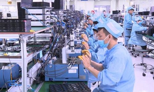 Dây chuyền sản xuất tại Công ty trách nhiệm hữu hạn Siflex, Khu công nghiệp Quang Châu. Ảnh: Trịnh Lan.