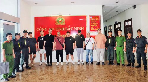  8 đối tượng lừa đảo trước khi được bàn giao về Hàn Quốc. 