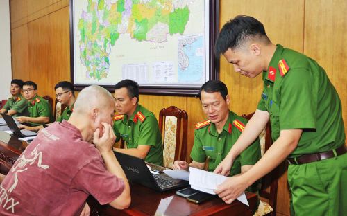  Lãnh đạo, cán bộ Văn phòng Cơ quan Cảnh sát điều tra Công an tỉnh lấy lời khai, hoàn thiện thủ tục để bàn giao 8 đối tượng cho phía cơ quan chức năng Hàn Quốc. 