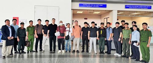  Công an tỉnh Bắc Ninh phối hợp bàn giao 4 đối tượng đeo vải ở tay (đợt 1) cho phía cơ quan chức năng Hàn Quốc tại Sân bay quốc tế Nội Bài.  
