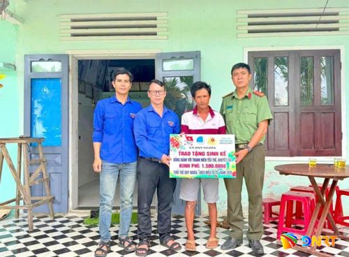 Anh Võ Thành Tín (thôn An Nhơn) bị khuyết tật tay và chân được Đoàn xã Duy Nghĩa hỗ trợ kinh phí mua gà giống để phát triển chăn nuôi. Ảnh: NGUYỄN LINH