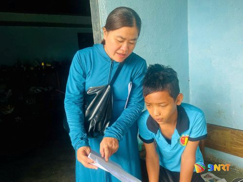 Giáo viên đến từng nhà ôn tập kiến thức cho học sinh. Ảnh: D.LỆ
