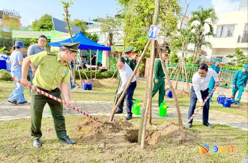 Lãnh đạo phường An Hải cùng lực lượng vũ trang tham gia trồng cây xanh, góp phần tăng diện tích mảng xanh và cải thiện cảnh quan đô thị.
