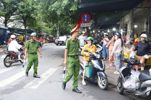 Công an phường Hòa Xuân ra quân lập lại trật tự vỉa hè tại một số tuyến đường xung quanh khu vực chợ Hòa Xuân. Ảnh: ĐVCC