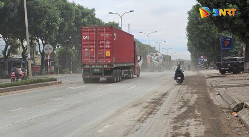 Mỗi khi xe chạy qua, kéo theo bụi, đất mù mịt. Ảnh: THÀNH LÂN