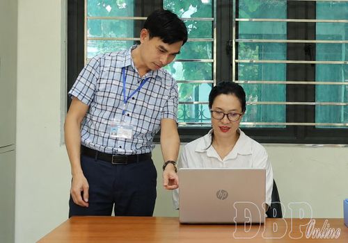 Giáo viên Trường THCS Pom Lót, xã Sam Mứn học tiếng Anh trên nền tảng học tập trực tuyến FSEL.