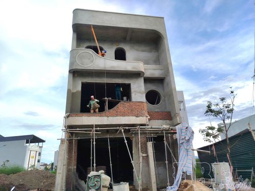 Nhiều công trình xây dựng nhà ở riêng lẻ chỉ có vài nhân công.