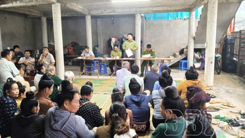 Phó Chủ tịch UBND xã Quài Tở Lầu A Sính họp dân tuyên truyền tới người dân tại bản Biếng, xã Quài Tở về công tác quản lý, bảo vệ rừng trên địa bàn.