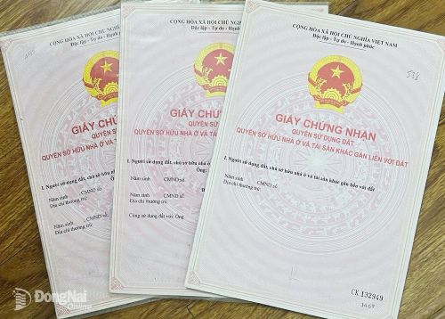 Giấy chứng nhận quyền sử dụng đất bản giấy.
