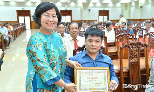 Đồng chí Trần Thị Quý Mão, Chủ tịch Hội Nạn nhân chất độc da cam/dioxin tỉnh Đồng Tháp trao Giấy khen cho cá nhân có thành tích tiêu biểu trong công tác Hội.