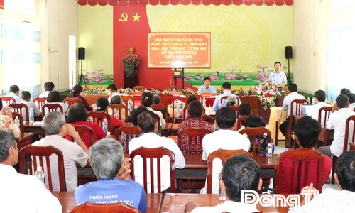 Quang cảnh buổi tiếp xúc cử tri tại xã An Phước. 