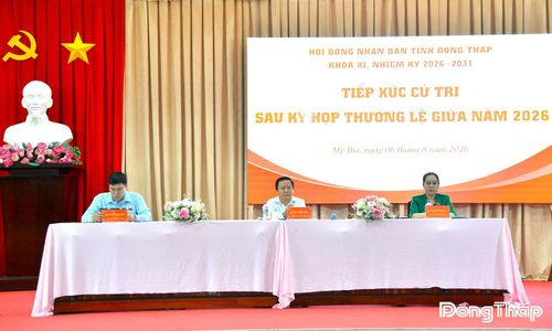 Đại biểu HĐND tỉnh lắng nghe, ghi nhận ý kiến, kiến nghị của cử tri.