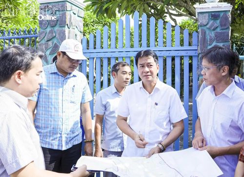Đồng chí Nguyễn Long Biên khảo sát vị trí khu vực đề xuất triển khai dự án tại xã Cam Lâm.