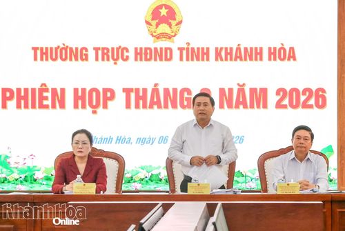 Đồng chí Lâm Đông và các đồng chí trong Thường trực HĐND tỉnh chủ trì phiên họp.