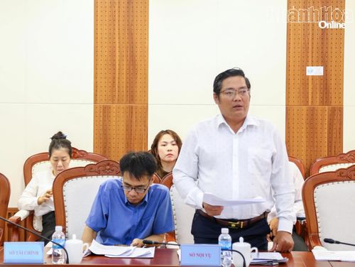 Lãnh đạo Sở Nội vụ phát biểu làm rõ một số nội dung tại phiên họp.