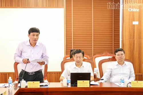 Lãnh đạo Ban Kinh tế - Ngân sách HĐND tỉnh trình bày báo cáo kết quả thẩm tra của ban.