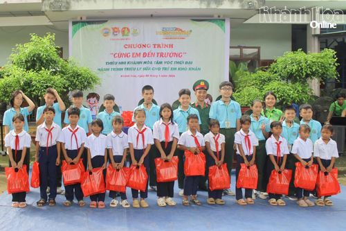 Các học viên Chương trình "Học kỳ trong Quân đội" tặng quà cho thiếu nhi xã Khánh Vĩnh.
