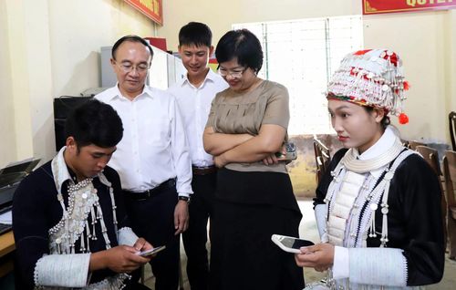 Các đại biểu và người dân trải nghiệm thực hiện thủ tục hành chính trên điện thoại thông minh.